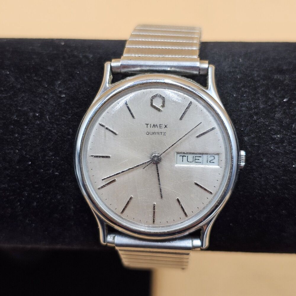 Vintage 1980s Timex Q Quartz Men’s Watch Silver Dial Day Date Stretch Band
